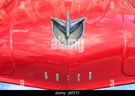 Buick spezielle Kühlerfigur Chrom Flugzeug und ein Logo auf einer 1956 rote Oldtimer Buick in Havanna, Kuba Stockfoto