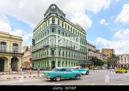 Hotel Saratoga und klassische amerikanische Autos, Paseo de Marti, Alt-Havanna, Kuba Stockfoto