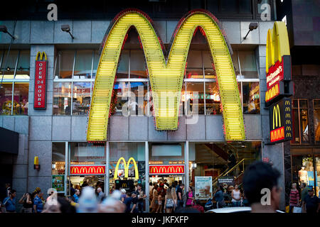 New York City, Manhattan, Theater District of Broadway und Times Square Wahrzeichen McDonalds Take away Restaurant. Stockfoto