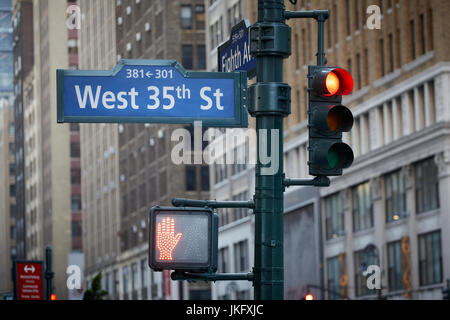 New York City, Manhattan, West 35th Street Namensschild an der 8th Avenue Stockfoto