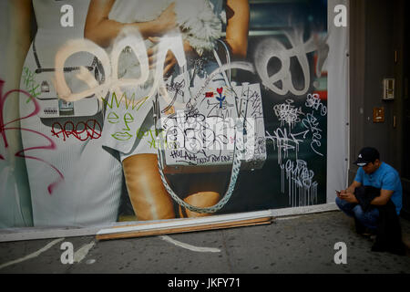 New York City, Manhattan, Graffiti-Tags verschmutzen auf einer Straße Werbung am Broadway in Canal Street Gegend Stockfoto