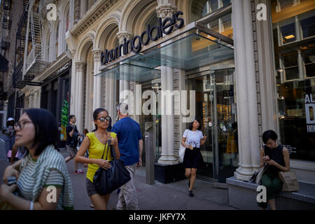 New York City, Manhattan, berühmte Kaufhaus gearbeitet 504 Broadway Bloomingdale Eingangsportal. Stockfoto