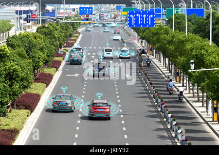 Smart Auto (HUD), autonomen Modus Fahrzeug selbst zu fahren, auf Metro City Road Iot-Konzept mit grafischen Sensor Radar-Signal-System und Internet Sensor conn Stockfoto