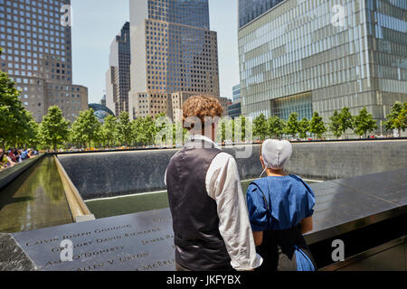 New York City, Manhattan, National September 11 Memorial & Museum, 9/11 Memorial Brunnen eine Amish paar Zahlen Respekt Stockfoto