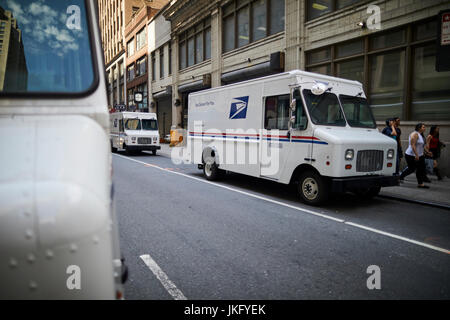 New York City, Manhattan, Vereinigte Staaten, USPS, United States Postal Service Delivery vans weißen Livree Lieferung LKW-Flotte Stockfoto