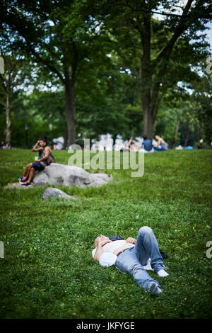 New York City, Manhattan, Vereinigte Staaten, ruht auf Felsen im Central Park Stockfoto