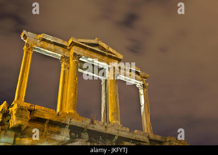 Der obere Teil des Bogens des Hadrian, im historischen Zentrum von Athen. Stockfoto