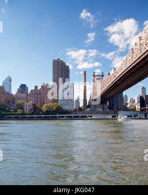 Blick auf Manhattan Wasser über den East River von Roosevelt Island, New York, NY, USA. Stockfoto