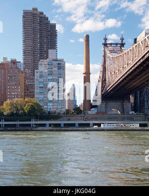 Blick auf Manhattan Wasser über den East River von Roosevelt Island, New York, NY, USA. Stockfoto