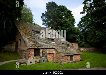 Äußere Buff-rosa Quadersteinen Sandstein Nether Alderley Mühle aus dem 16. Jahrhundert Wassermühle Nether Alderley, Cheshire, England. bestimmten Grad II * aufgeführt build Stockfoto