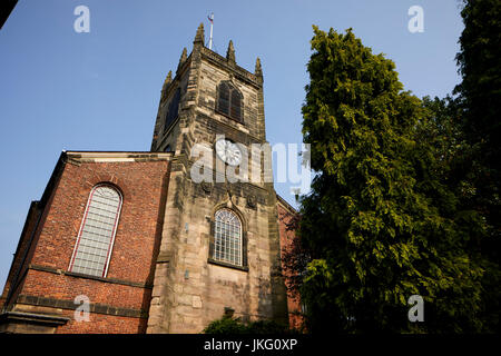 Rotem Backstein mit Stein Verband neoklassizistische St Peter Kirche Grade I aufgeführten Congleton Town Centre, East Cheshire, England. Stockfoto