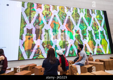 Singapur - 28. Mai 2017: Riesige Leinwand in den neuen Apple Store in der Orchard Road Stockfoto