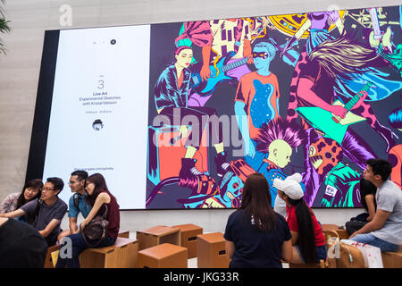 Singapur - 28. Mai 2017: Werbung im neuen Apple Store in der Orchard Road Stockfoto