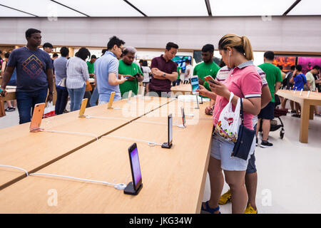 Singapur - 28. Mai 2017: Die neuesten Iphones im neuen Apple Store in der Orchard Road Stockfoto