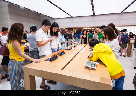 Singapur - 28. Mai 2017: Die neuesten Ipads im neuen Apple Store in der Orchard Road Stockfoto