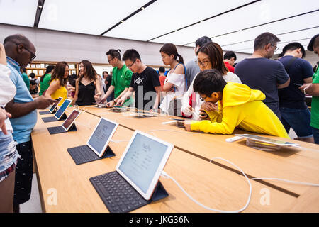 Singapur - 28. Mai 2017: Shopper kaufen iPad im Apple Store in der Orchard Road Stockfoto