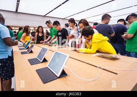 Singapur - 28. Mai 2017: Sammlung der neuesten Ipads im Apple Store in der Orchard Road Stockfoto