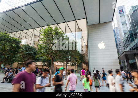 Singapur - 28. Mai 2017: Oppening des ersten Apple Store in Singapur. Das Publikum in der Orchard Road. Stockfoto