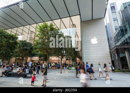 Singapur - 28. Mai 2017: Menschen sind auf der Durchreise durch den neuen Apple Store in der Orchard Road Stockfoto