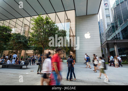 Singapur - 28. Mai 2017: Menschen sind auf der Durchreise durch den neuen Apple Store in der Orchard Road Stockfoto