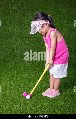 Hübsches Mädchen, spielen Golf auf dem Rasen im Sommer Stockfoto, Bild