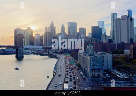 Blick von der Manhattan Bridge in Richtung Brooklyn Bridge über zwei Brücken Wasser am Abend in New York, NY, USA. Stockfoto