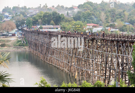 Kanchanaburi, THAILAND - März 1: 2017.Wooded Brücke über den Fluss (Mon Brücke) in Sangkhlaburi Bezirk, Kanchanaburi, Thailand Stockfoto