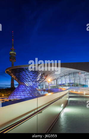 Deutschland, Bayern, München, BMW Welt Unternehmen Showroom und Olympiaturm, Dämmerung Stockfoto