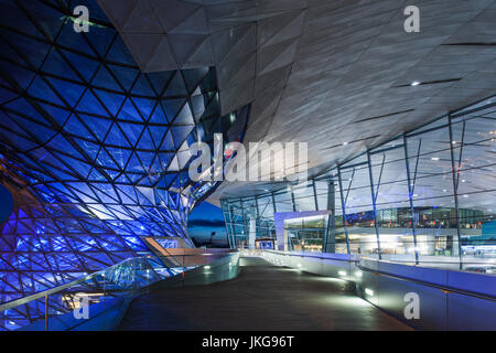 Deutschland, Bayern, München, BMW Welt Unternehmen Showroom, Dämmerung Stockfoto
