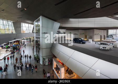 Deutschland, Bayern, München, BMW Welt Unternehmen Showroom, Innenraum Stockfoto