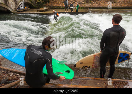 Deutschland, Bayern, München, englischen Garten park, Eisbach, Fluss Surfgebiet, Herbst Stockfoto