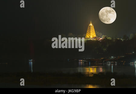 Bodh Gaya Pagode über Nacht mit Vollmond, legen Sie die berühmten Öffentlichkeit in Provinz Kanchanaburi Stockfoto