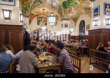 Deutschland, Bayern, München, Hofbreauhaus, älteste Jugendbund in München, erbaut im Jahre 1644, Innenraum Stockfoto