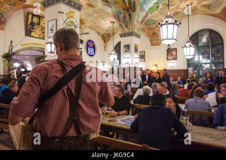 Deutschland, Bayern, München, Hofbreauhaus, älteste Jugendbund in München, erbaut im Jahre 1644, Brezel junge Stockfoto