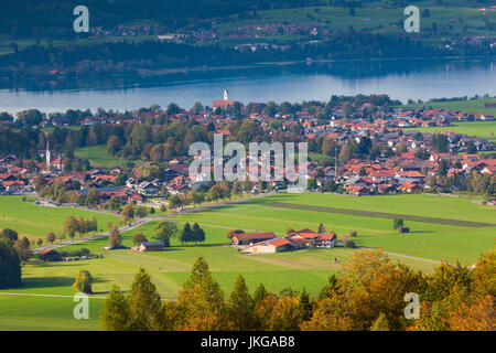 Deutschland, Bayern, Schwangau, Blick auf die erhöhten Stadt mit Forggensee See fallen Stockfoto