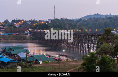 Kanchanaburi, THAILAND - März 1:2017. Bewaldeten Brücke über den Fluss (Mon Brücke) in Sangkhlaburi Bezirk, Kanchanaburi, Thailand Stockfoto