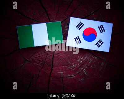 Nigerianische Flagge mit südkoreanischen Flagge auf einem Baumstumpf, isoliert Stockfoto