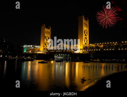 Forth Juli Feuerwerk über die Nordseite des Sacramentos Tower Bridge bei Nacht. Dieses Bild ist digital verändert. Stockfoto