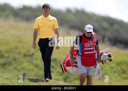 Northern Ireland Rory McIlroy und seinem Caddie tagsüber vier The Open Championship 2017 im Royal Birkdale Golf Club, Southport. Stockfoto