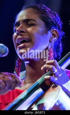 Cartagena, Spanien. 22. Juli 2017. US-amerikanische Sängerin, Leyla McCalla während ihres Konzertes in La Mar de Músicas Festival. Bildnachweis: Abel F. Ros/Pacific Press/Alamy Live-Nachrichten Stockfoto