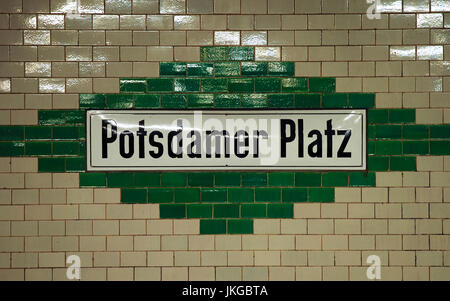 Potsdamer Platz U-Bahn Station Typenschild, Berlin, Deutschland. Stockfoto