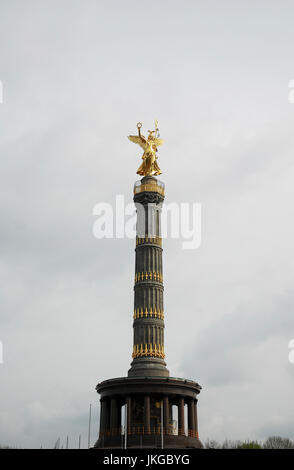 BERLIN-APRIL: Die Berliner Siegessäule gesehen aus dem Tiergarten, Berlin, Deutschland, am April 4,2011. Stockfoto