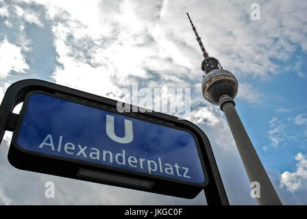 BERLIN-APRIL 4:Alexanderplatz U-Bahn Station Zeichen und Berliner Fernsehturm in Berlin, Deutschland, am April 4,2011. Stockfoto