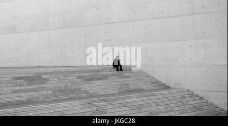 BERLIN-Juni 2: Unbekannte Mädchen sitzt auf der Treppe der Friedrich-Ebert-Platz, während sie ein Buch liest. Berlin, Deutschland am 2. Juni 2011. Stockfoto