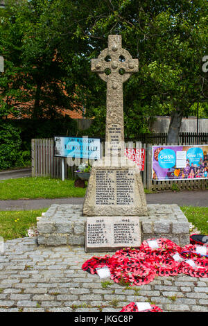 Das keltische Kreuz gestylt Marmor 1. Weltkrieg-Denkmal in Warsash auf der Südküste von England mit Mohn Kränze, die es vor kurzem festgelegt worden Stockfoto