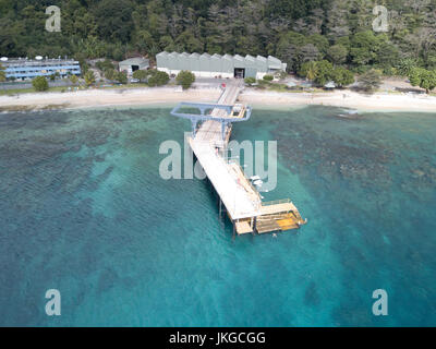 Flying Fish Cove ist die Hauptstadt und wichtigste Siedlung in Australien Christmas Island. Die Bilder, die von einer Drohne getroffen. Stockfoto
