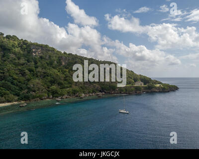 Flying Fish Cove ist die Hauptstadt und wichtigste Siedlung in Australien Christmas Island. Die Bilder, die von einer Drohne getroffen. Stockfoto