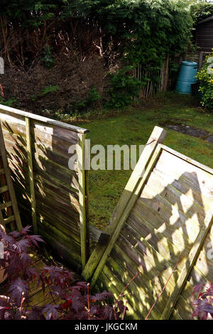 GEBROCHENE GARTENZAUN Stockfoto