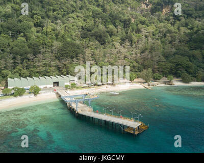 Flying Fish Cove ist die Hauptstadt und wichtigste Siedlung in Australien Christmas Island. Die Bilder, die von einer Drohne getroffen. Stockfoto