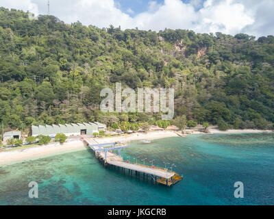 Flying Fish Cove ist die Hauptstadt und wichtigste Siedlung in Australien Christmas Island. Die Bilder, die von einer Drohne getroffen. Stockfoto